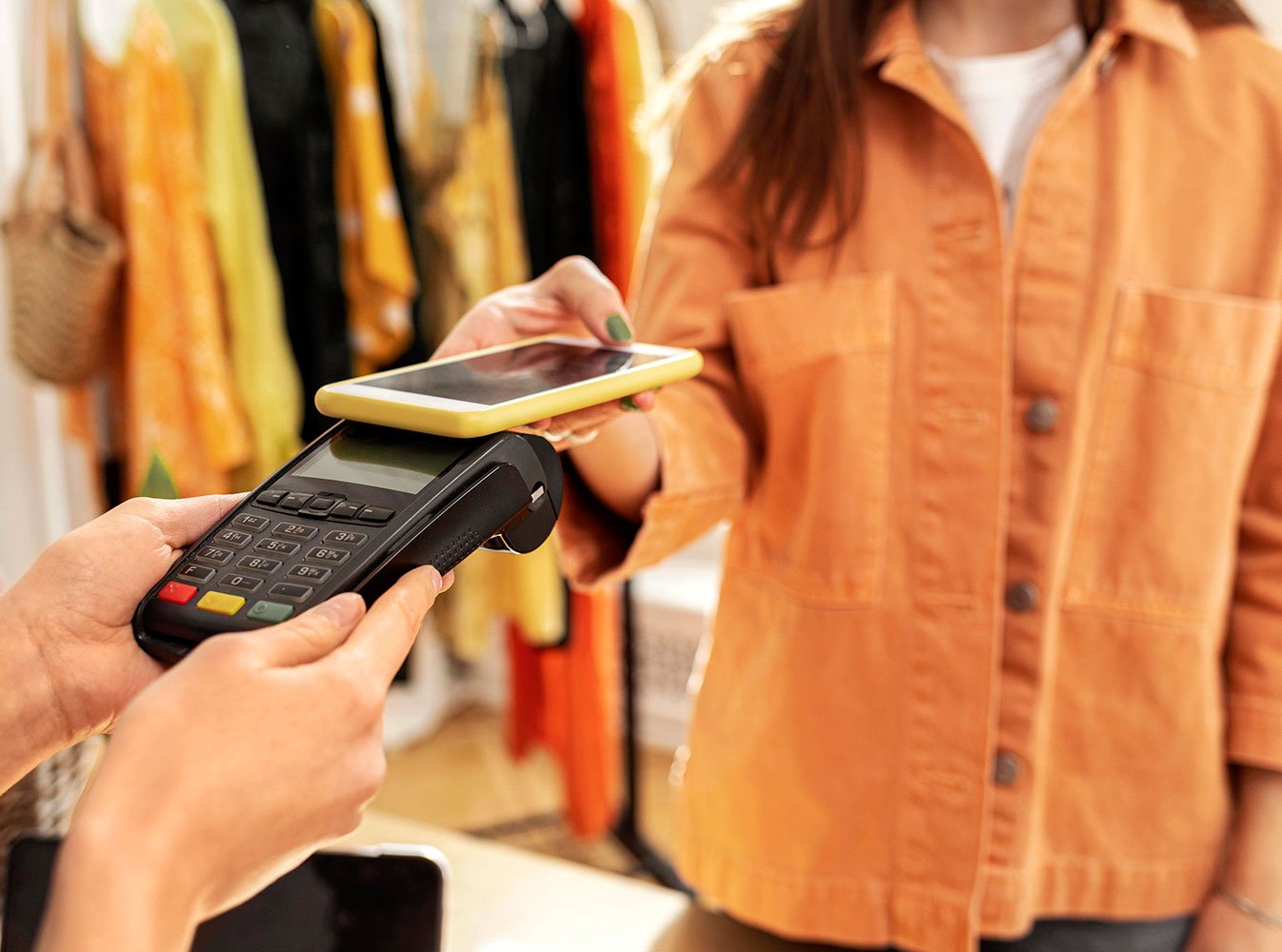 mujer-pagando-ropa-tienda-1