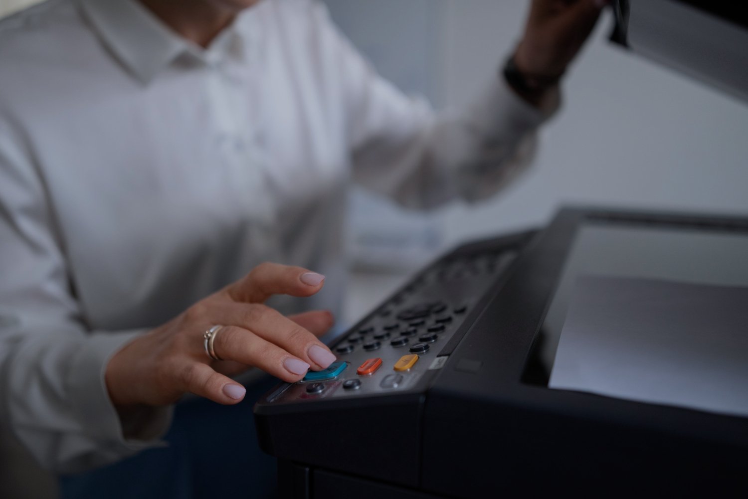mujer-trabajo-oficina-usando-impresora-dark